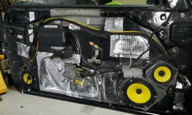Установка автоакустики